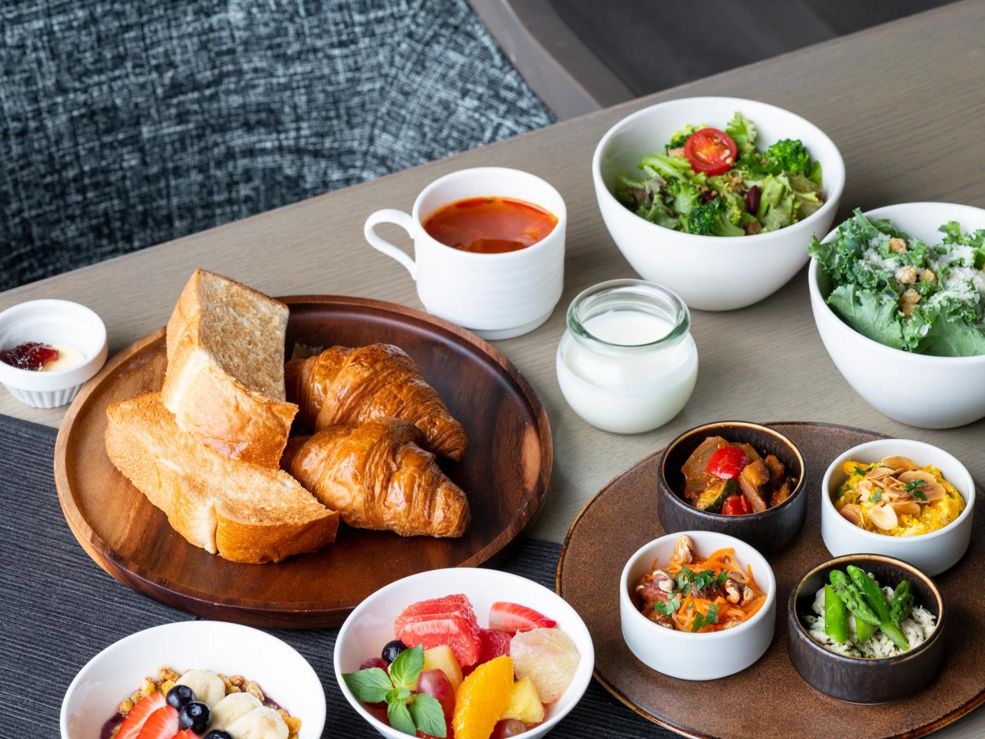 Mitsui Garden Hotel Roppongi Tokyo Premier Екстериор снимка A selection of breakfast items